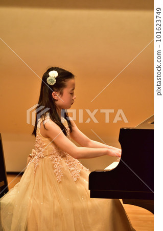 2023年演奏會上彈鋼琴的少女（中學生） 101623749