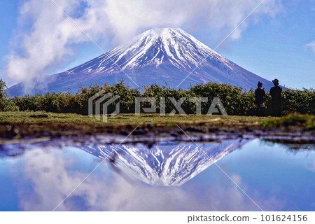 倒映富士山殘雪倒映水中 倒映富士山殘雪倒映水中 101624156