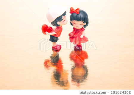 miniature people. figures for the game. romantic couple of young people.  101624308
