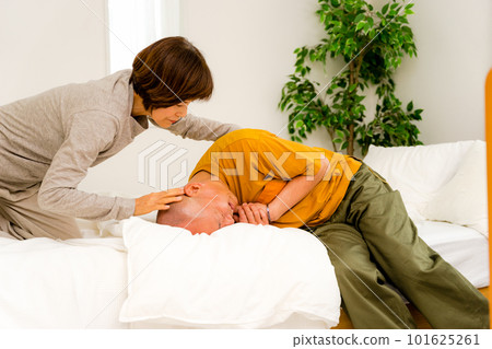 A man in his 50s and 60s who developed a sudden severe chest pain and seizure in his bedroom and his wife who found it 101625261