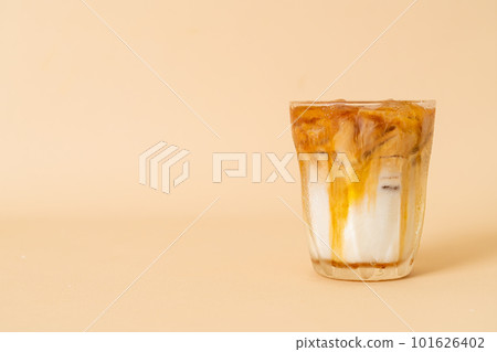 caramel macchiato coffee in glass 101626402