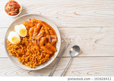 Rabokki (Ramen or Korean instant noodle and Tteokbokki) in spicy korean sauce 101626411