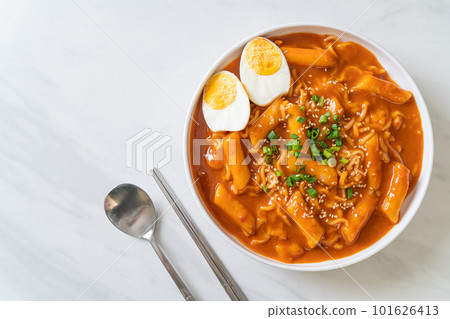 Korean instant noodle and Tteokbokki in Korean spicy sauce - Rabokki 101626413