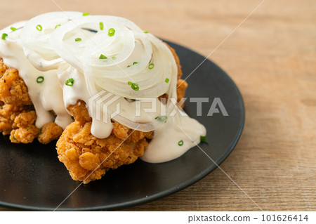 Snow Onion Chicken or Fried Chicken with Creamy Onions Sauce 101626414