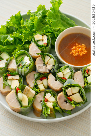 Vietnamese meatball wrap or Vietnamese salad roll or Namnueng or Nem Nuong 101626439