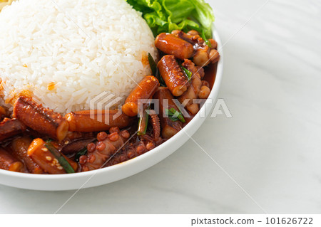 Stir-fried squid or octopus with Korean spicy sauce rice bowl 101626722