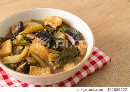 Chinese vegetable stew  with tofu or mixture of vegetables soup 101626867