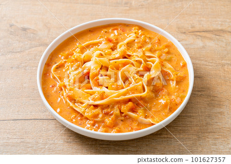fettuccine pasta with creamy tomato sauce 101627357