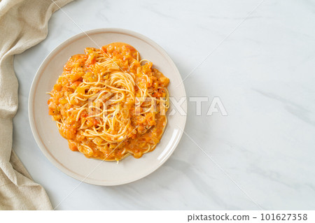 spaghetti pasta with creamy tomato sauce 101627358