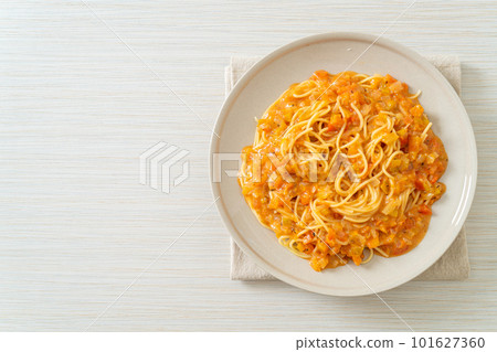 spaghetti pasta with creamy tomato sauce 101627360