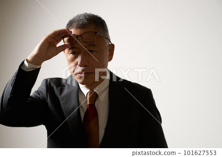 低頭摘眼鏡的西裝老人 101627553