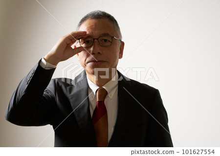 A senior man in a suit looking with a serious expression 101627554