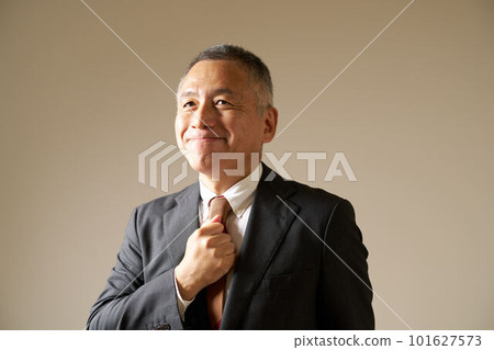 高級商人把他的拳頭放在胸前 商業形象 101627573