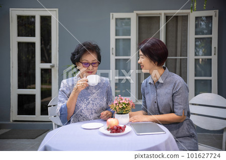 Happy asian mother with her adult daughter are relaxed talking together in morning. 101627724