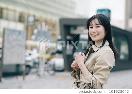 走在城市的一位小姐 101628042