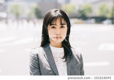 穿西裝的年輕女子 穿西裝的年輕女子 101628045