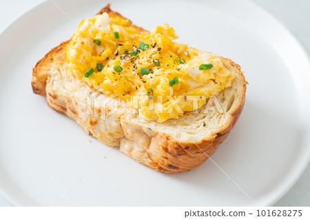 bread toast with scramble egg 101628275