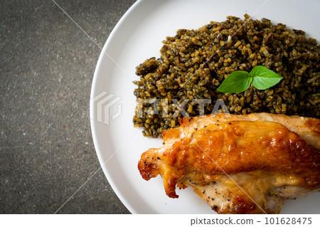 pesto fried rice with grilled chicken 101628475