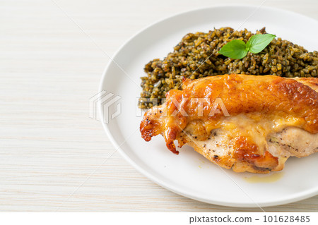 pesto fried rice with grilled chicken 101628485