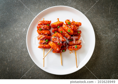 deep fried Korean rice cake (Tteokbokki) skewered with spicy sauce 101628949