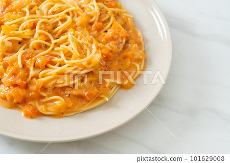 spaghetti pasta with creamy tomato sauce 101629008