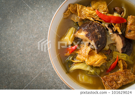 boiled pickled cabbage and bitter gourd soup 101629024