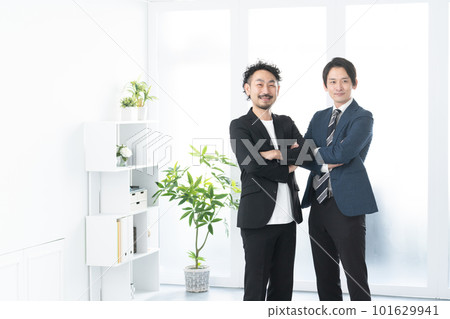 在辦公室工作的商人 101629941
