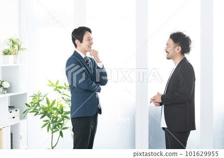 在辦公室工作的商人 在辦公室工作的商人 101629955