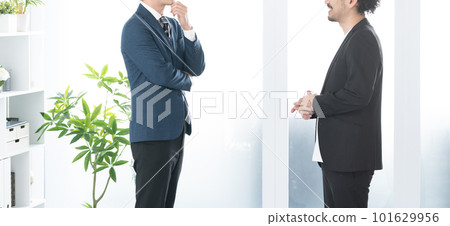 在辦公室工作的商人 在辦公室工作的商人 101629956