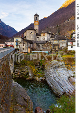 Alpine village of Lavertezzo on rocky slopes of mountain river Verzasca in winter, Switzerland 101630013