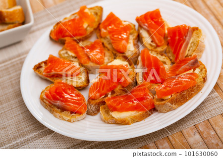 Sandwiches with salmon and butter 101630060
