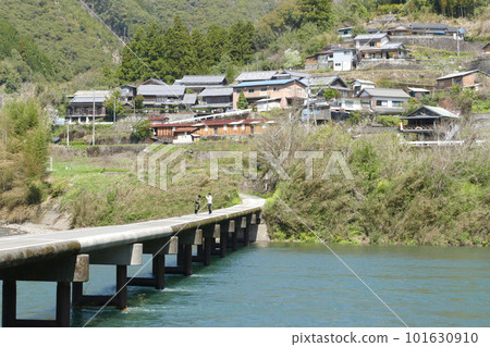 Iwama subsidence bridge over the Shimanto River, Kochi Prefecture Iwama subsidence bridge over the Shimanto River, Kochi Prefecture 101630910