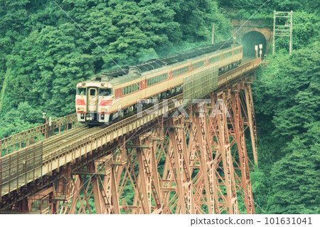 昭和紀實:過去穿越餘部鐵道橋的特快列車 昭和紀實:過去穿越餘部鐵道橋的特快列車 101631041