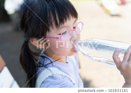 兒童用塑料瓶喝水(防暑、補水、夏季) 兒童用塑料瓶喝水(防暑、補水、夏季) 101631181