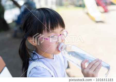 兒童用塑料瓶喝水(防暑、補水、夏季) 兒童用塑料瓶喝水(防暑、補水、夏季) 101631183