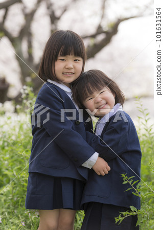 穿著幼兒園制服的姐妹花盛開 101631564