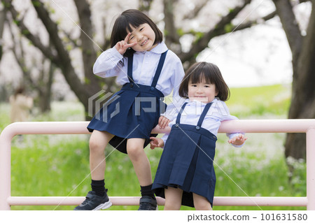 穿著幼兒園制服的姐妹花盛開 101631580