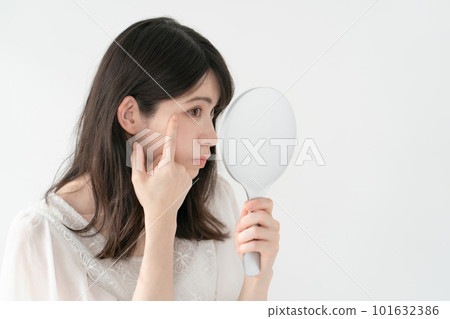 Women suffering from skin trouble 101632386