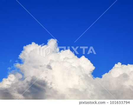 潔白的雲朵漂浮在藍色的夏日的天空 101633794
