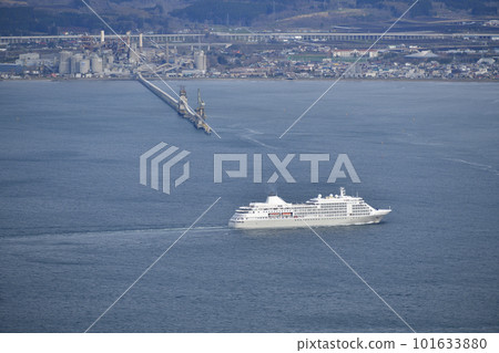 Photographing the arrival of the cruise ship Silver Whisper, which calls at Hakodate Port from Mt. Hakodate, Hakodate City, Hokkaido in spring Photographing the arrival of the cruise ship Silver Whisper, which calls at Hakodate Port from Mt. Hakodate, Hakodate City, Hokkaido in spring 101633880