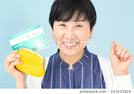 一個高興地拿著錢包和存摺、揮舞著拳頭的女人 101633924