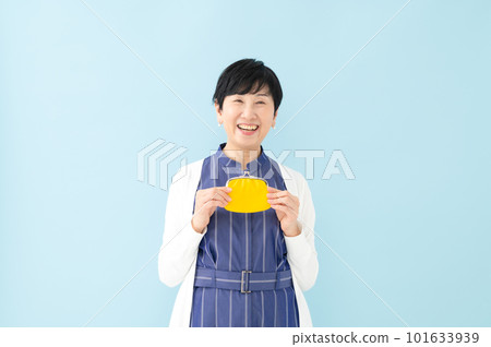 一個女人帶著錢包 101633939