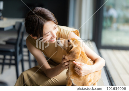 拿著狗的婦女 101634006