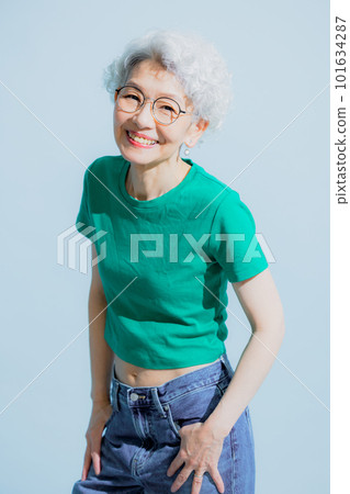 開朗的老年婦女 開朗的老年婦女 101634287