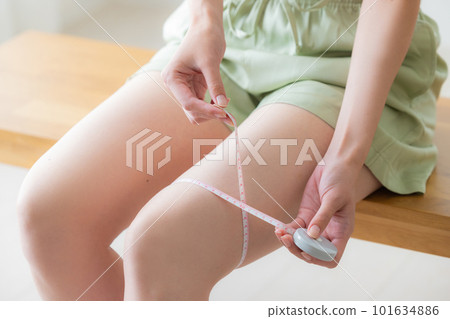 測量她的大腿的婦女 101634886