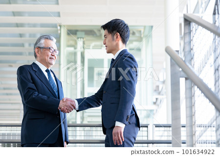Business scene handshake 101634922
