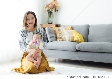 客廳嬰兒父母和孩子 101635195