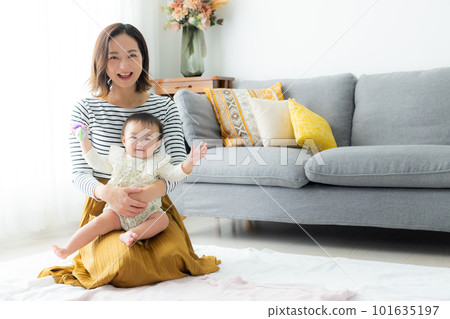客廳嬰兒父母和孩子 客廳嬰兒父母和孩子 101635197