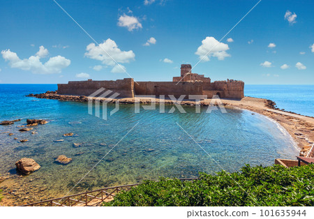 Aragonese castle of Le Castella (build in 474 BC), a fortress on a small islet on Ionian Sea coast, overlooking the Costa dei Saraceni near Capo Rizzuto, Calabria, Italy. 101635944