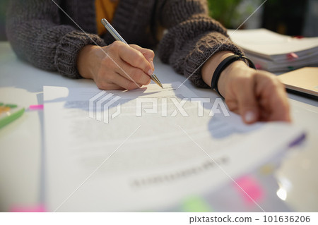 woman sign document 101636206